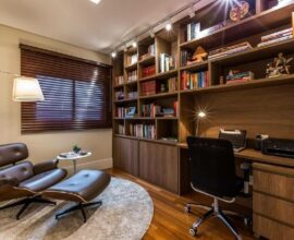Decoração com móveis planejados para home office com estilo clássico Foto BY Arq&Design