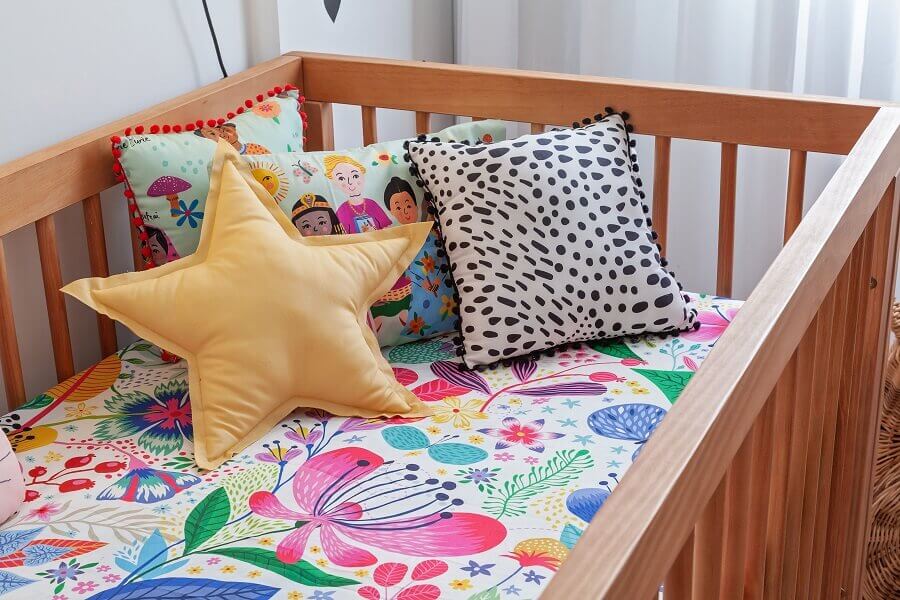 Decoração de quarto de bebê com almofadas divertidas Foto Henrique Queiroga para MOOUI