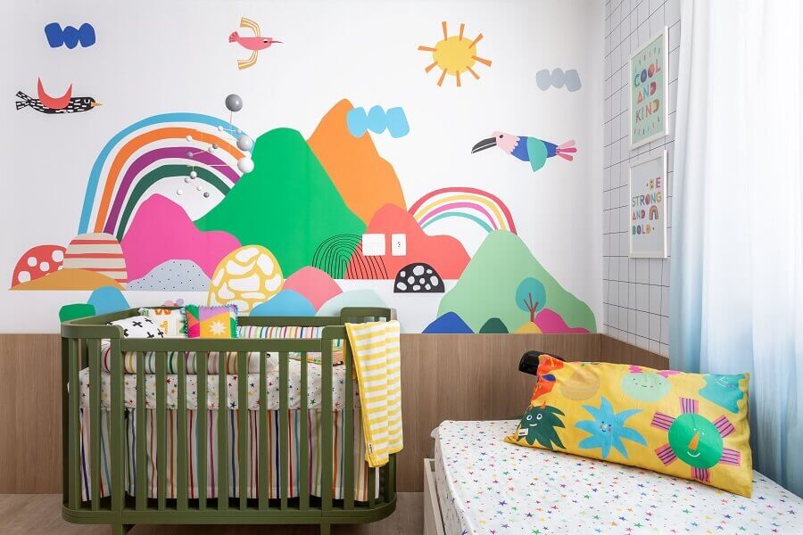 Decoração de quarto de bebê com papel de parede colorido Foto Foto Mariana Lima para MOOUI