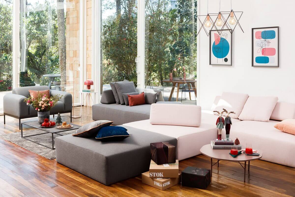Decoração de sala ampla e moderna com sofá cama em L Foto Tok&Stok