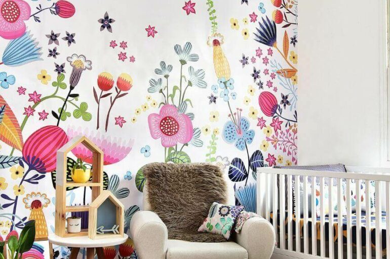 Decoração para quarto de bebê com papel de parede floral colorido Foto Marcos Fertonani para MOOUI