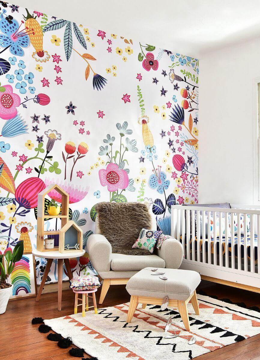  Decoração para quarto de bebê com papel de parede floral colorido Foto Marcos Fertonani para MOOUI