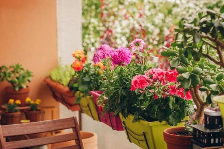 Decoração simples e delicada com flores na varanda Foto Westwing