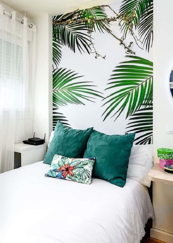 Decore a cabeceira da cama com papel de parede folhagem. Fonte: Modern Home Decorating Magazine