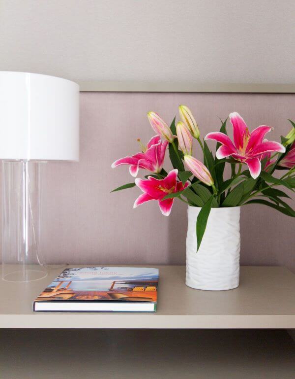 Estante decorada com vaso de flores coloridas para sala de estar
