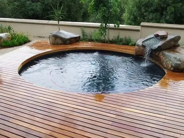 Existem diferentes tipos piso para deck de piscina