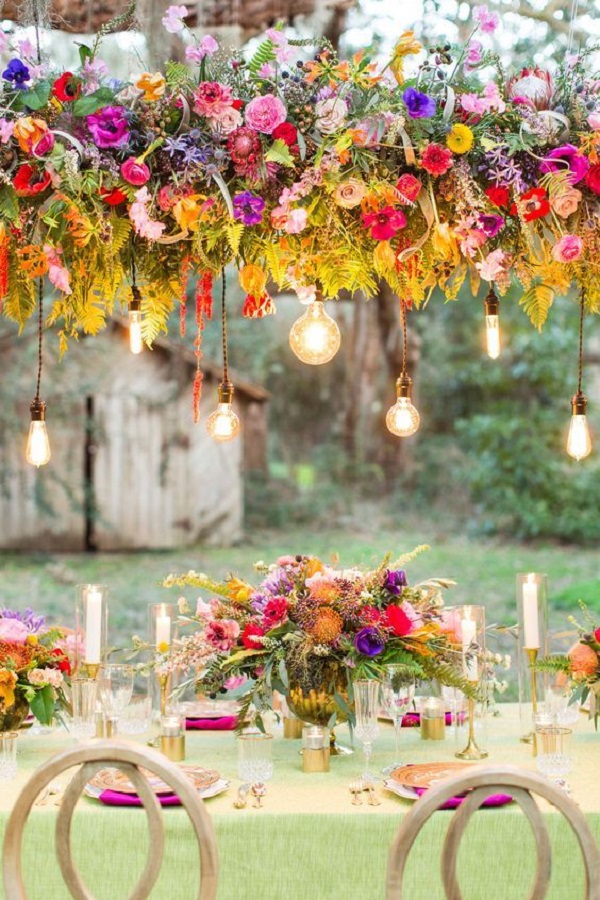 Festa de casamento com flores coloridas de campo
