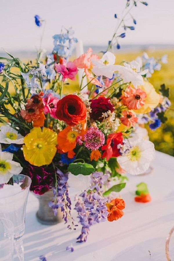Flores coloridas como vaso para centro de mesa