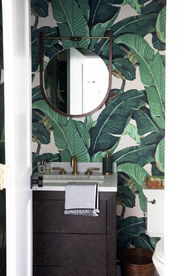 Folhas de bananeira invadem a decoração do banheiro. Fonte: Elle Decor