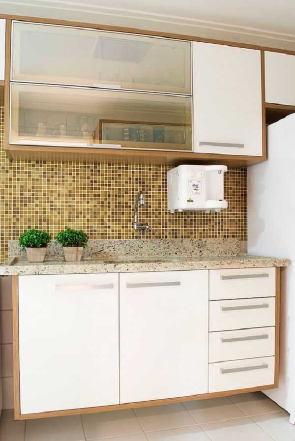 Granito claro para espaço pequeno e armário de cozinha com cristaleira