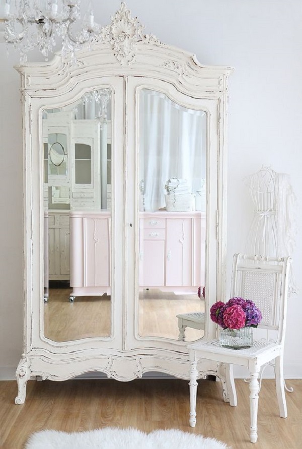 Guarda roupa provençal branco com espelho nas portas