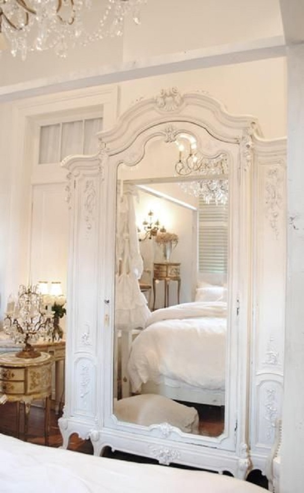 Guarda roupa provençal com espelho e madeira no quarto