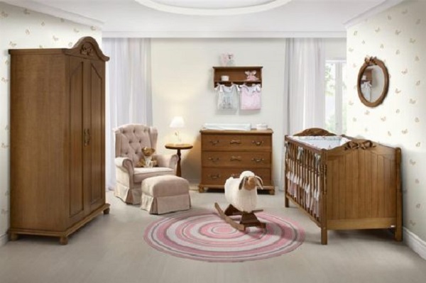 Guarda roupa provençal de madeira no quarto de bebê