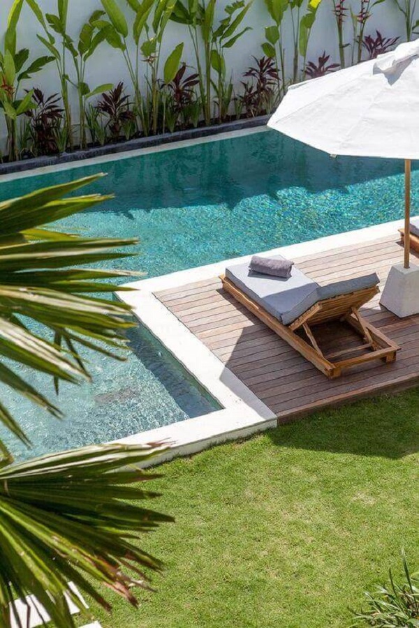 Guarda sol para piscina grande e moderna com piso para deck de piscina que imita madeira