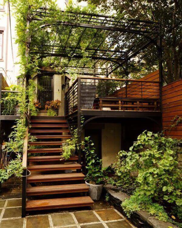Jardim na cobertura para pergolado de ferro decorado com plantas