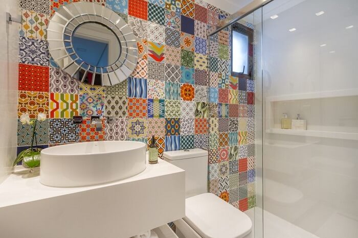 Ladrilhos coloridos e gabinete para banheiro pequeno com cuba branca. Fonte: Bordin & Soares
