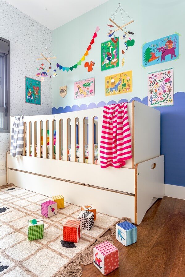 Meia parede pintada de azul para decoração de quarto de bebê Foto Mariana Lima para MOOUI 