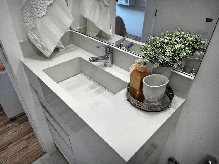 Modelo de gabinete para banheiro pequeno com cuba. Fonte: Gabriela Herde