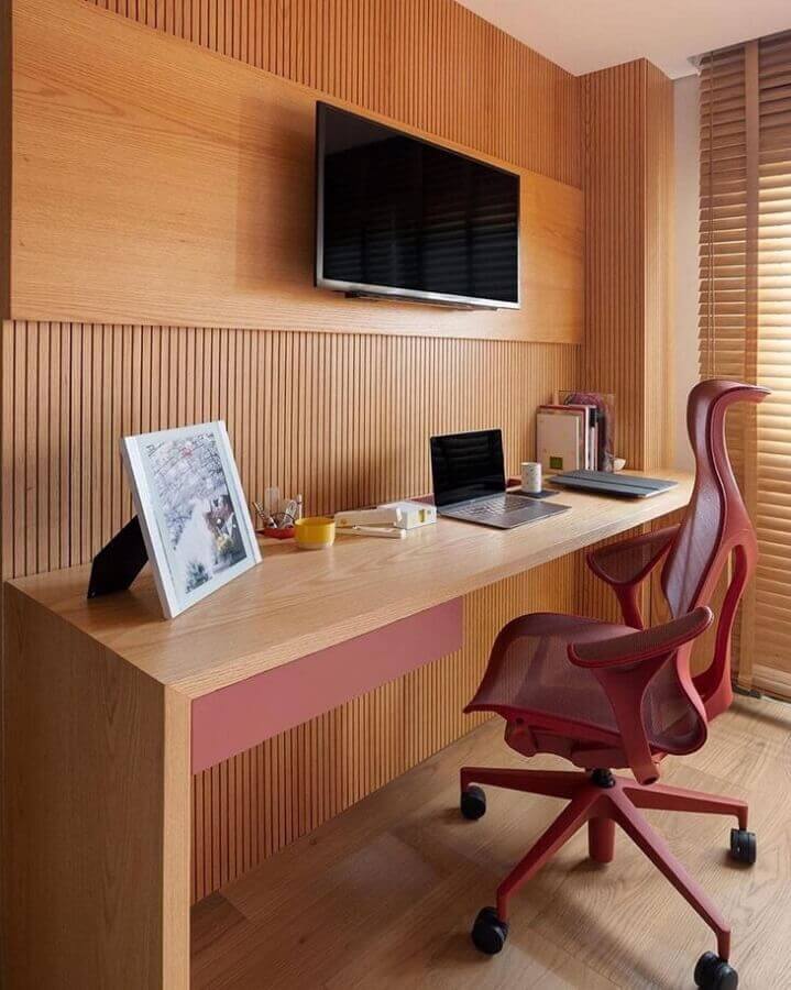 Móveis para home office amadeirado decorado com parede ripada Foto Luciana Lins Interiores