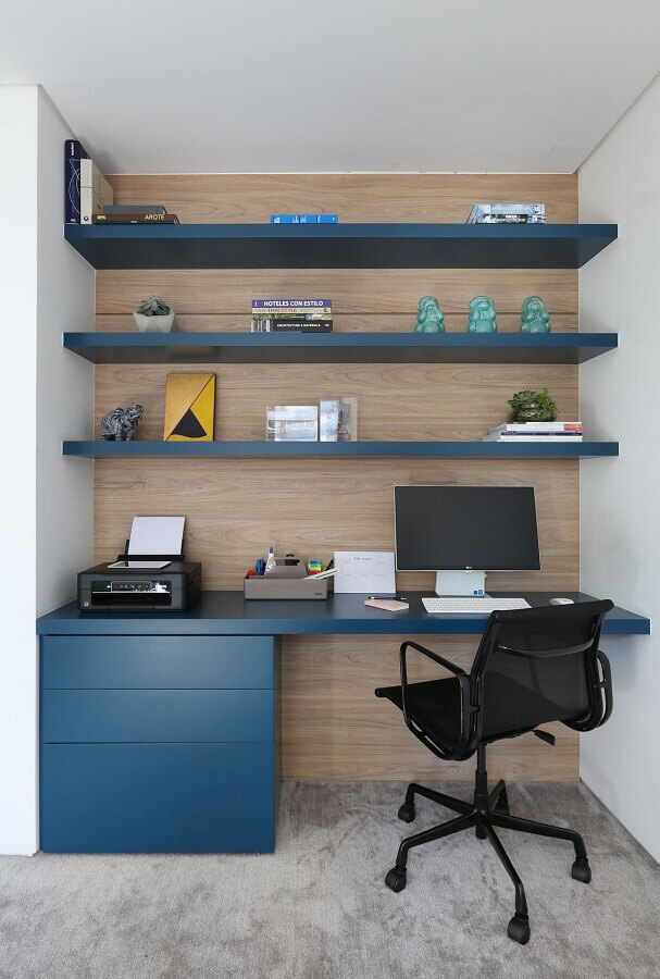 Móveis planejados para home office azul decorado com revestimento amadeirado Foto Start Arquitetura