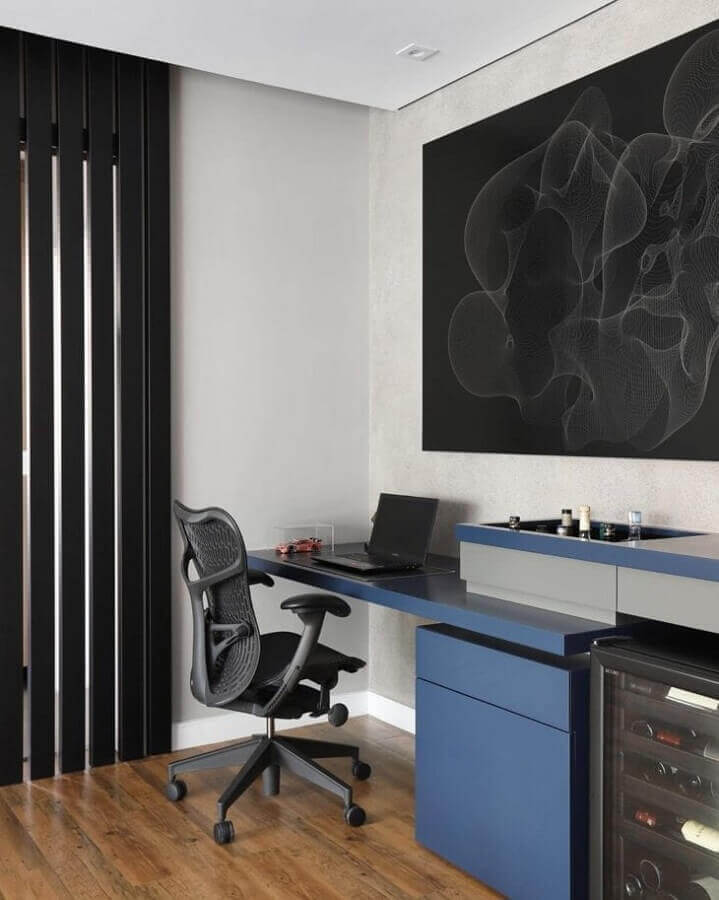 Móveis planejados para home office moderno decorado com escrivaninha azul Foto Ingrid Zarza Arquitetura