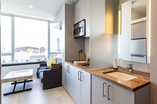 Móveis sob medida e com multifunções otimizam espaço no apartamento studio. Fonte: Common Living