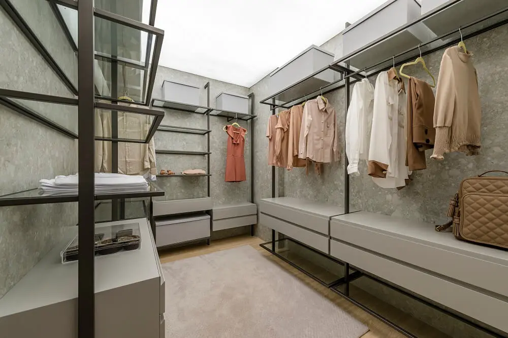 O closet da suíte master auxilia na organização de roupas, sapatos, bolsas e demais acessórios. Projeto de Bohrer Arquitetos
