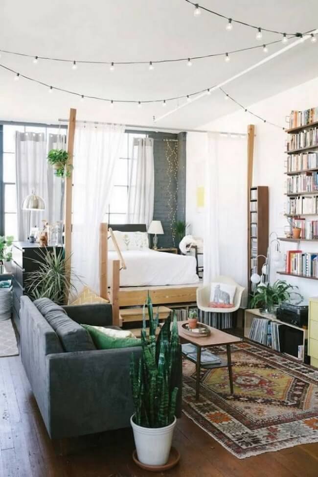 O cordão de luz decora o apartamento studio e traz um toque descontraído. Fonte: Home Design Inspiration
