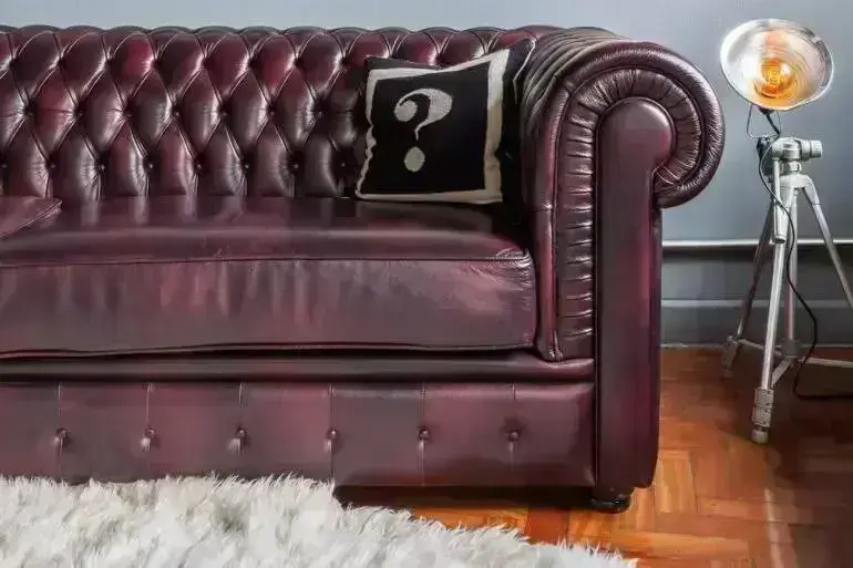 O sofá capitonê couro traz um toque retro para o décor. Fonte: Histórias de Casa