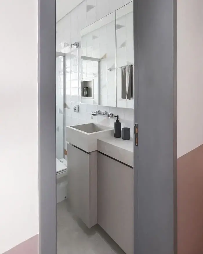 Otimize o espaço do banheiro investindo em um armário planejado. Fonte: Estúdio Maré