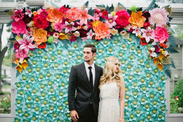 Painel de flores coloridas de papel para festa de casamento na praia