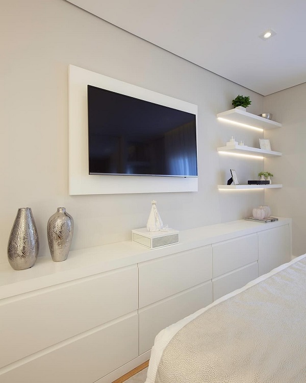 Painel e rack minimalista para quarto