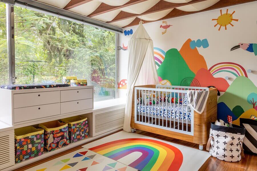 Papel de parede colorido para quarto de bebê planejado com ampla janela Foto Leonardo Costa para MOOUI 