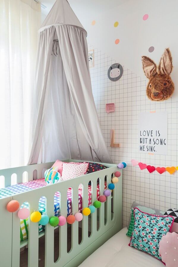 Papel de parede delicado para quarto de bebê decorado com detalhes coloridos Foto MOOUI