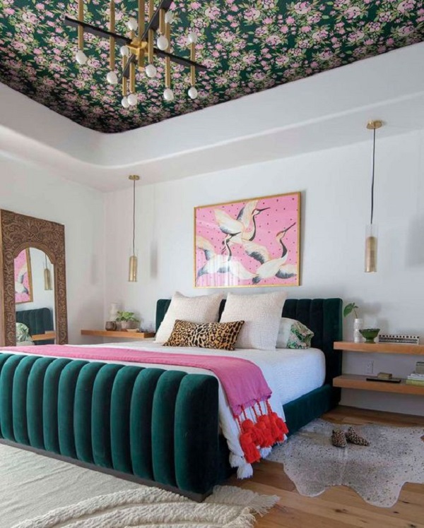 Papel de parede para teto com detalhes florais rosa e verde