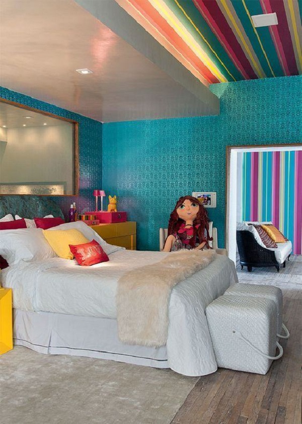 Papel de parede para teto no quarto com detalhes coloridos