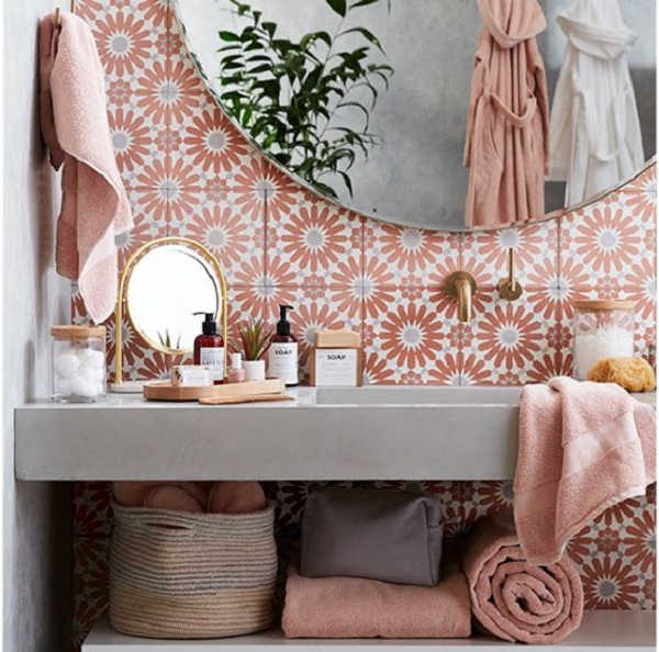 Papel de parede rosa para banheiro chique com bandeja decorativa
