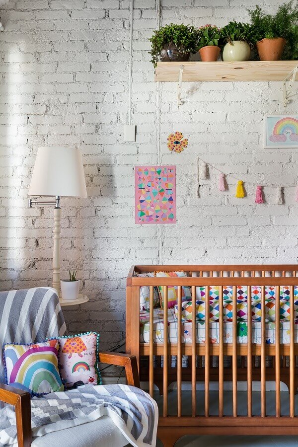 Parede de tijolinho branco para quarto de bebê decorado com prateleiras de plantas Foto Re D’Almeida para MOOUI 