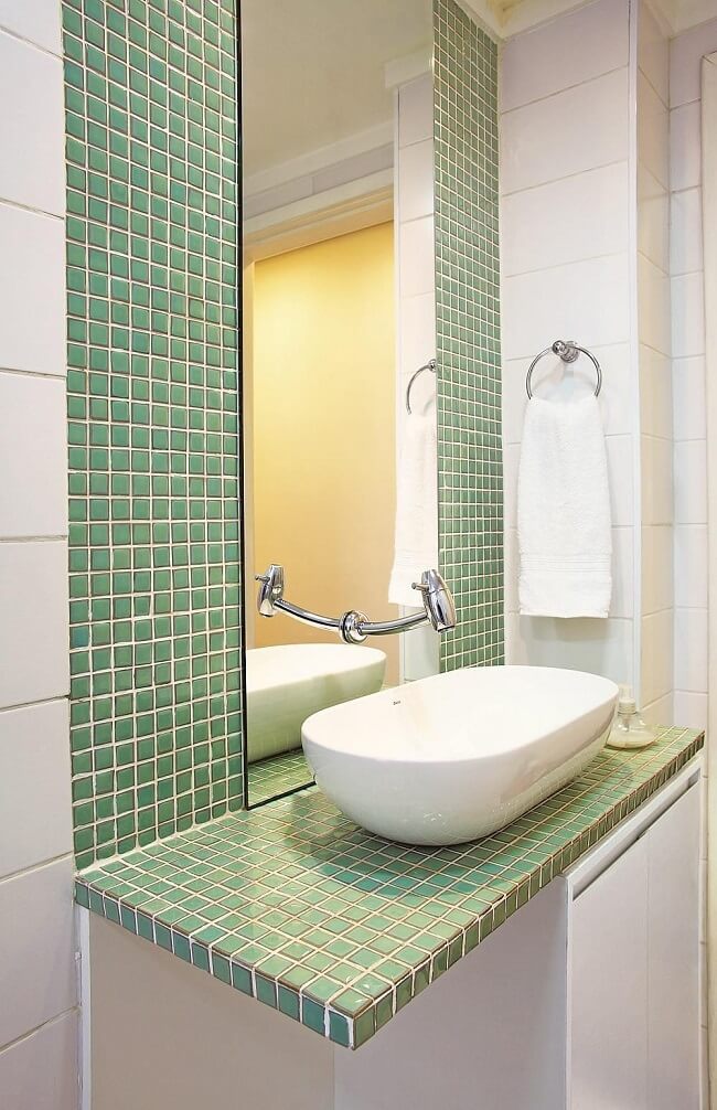 Pastilhas de vidro verde e cuba pequena para banheiro. Fonte: C H Arquitetura