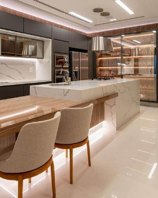 Porcelanato para cozinha branca e moderna com armario de cozinha com cristaleira