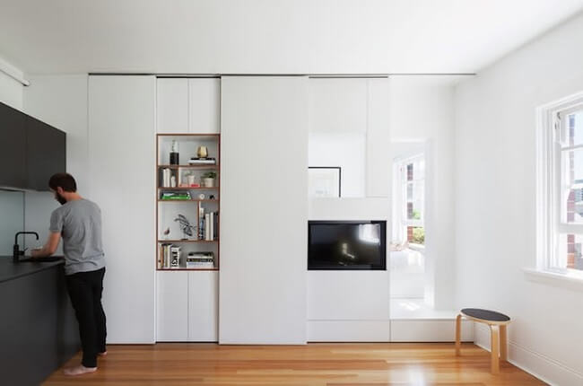 Portas deslizantes otimizam o espaço do apartamento studio. Fonte: Katherine Lu