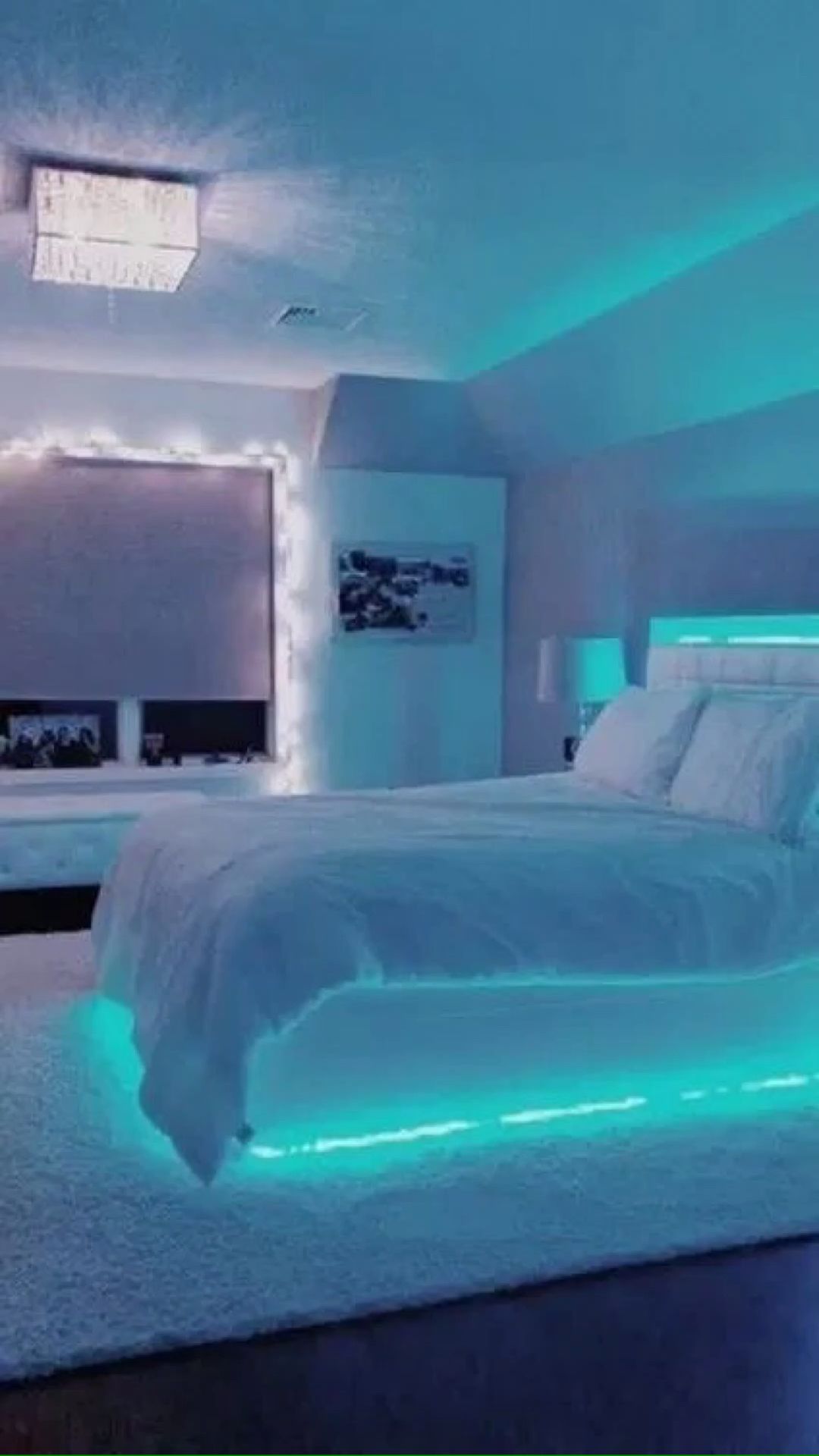 Quarto com luz neon embaixo da cama e na cabeceira