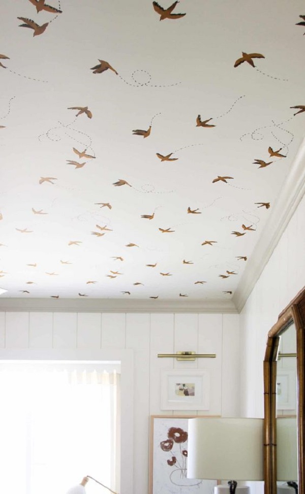Quarto com papel de parede para teto com pássaros