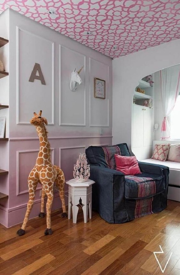 Quarto infantil com papel de parede para teto cor de rosa