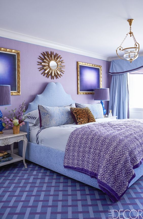 Quarto lilás com cama azul e moveis modernos