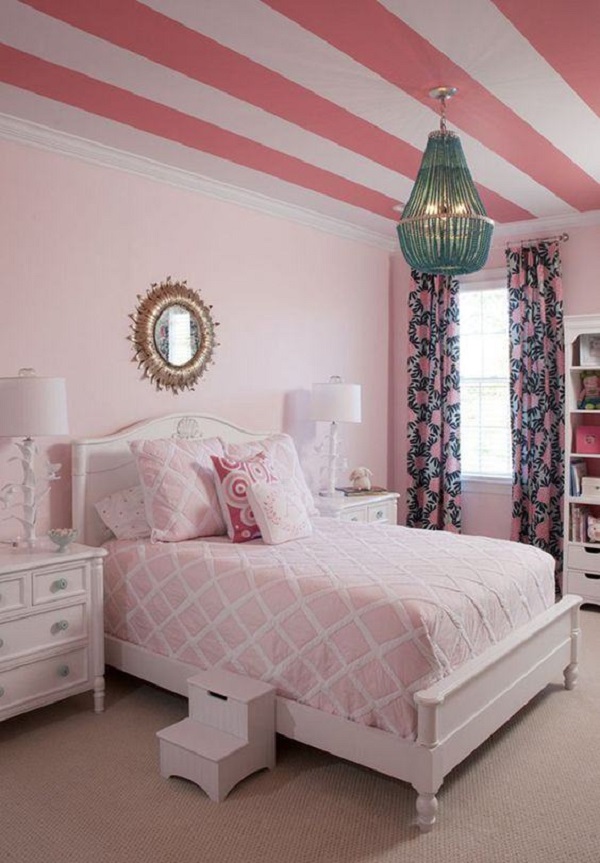 Quarto rosa e branco com papel de parede para teto