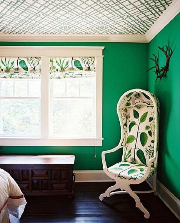 Quarto verde com papel de parede para teto verde e branco