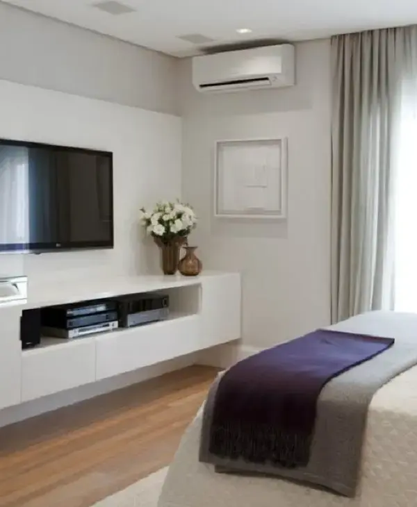 Rack minimalista para quarto branco no quarto de casal moderno
