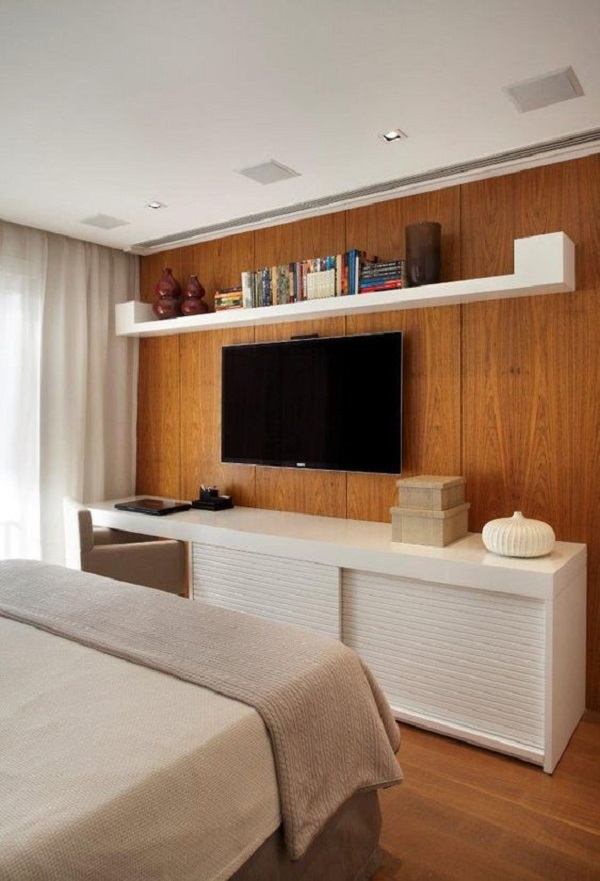Rack minimalista para quarto com cama de casal moderna e paine de tv de madeira