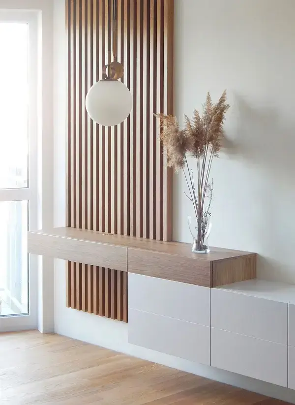 Rack minimalista para quarto suspenso com ripa de madeira